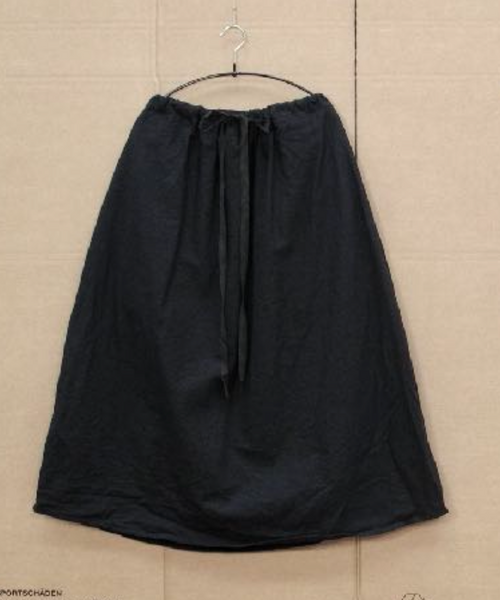 Two Pocket Skit Medium Long in Black Flannel