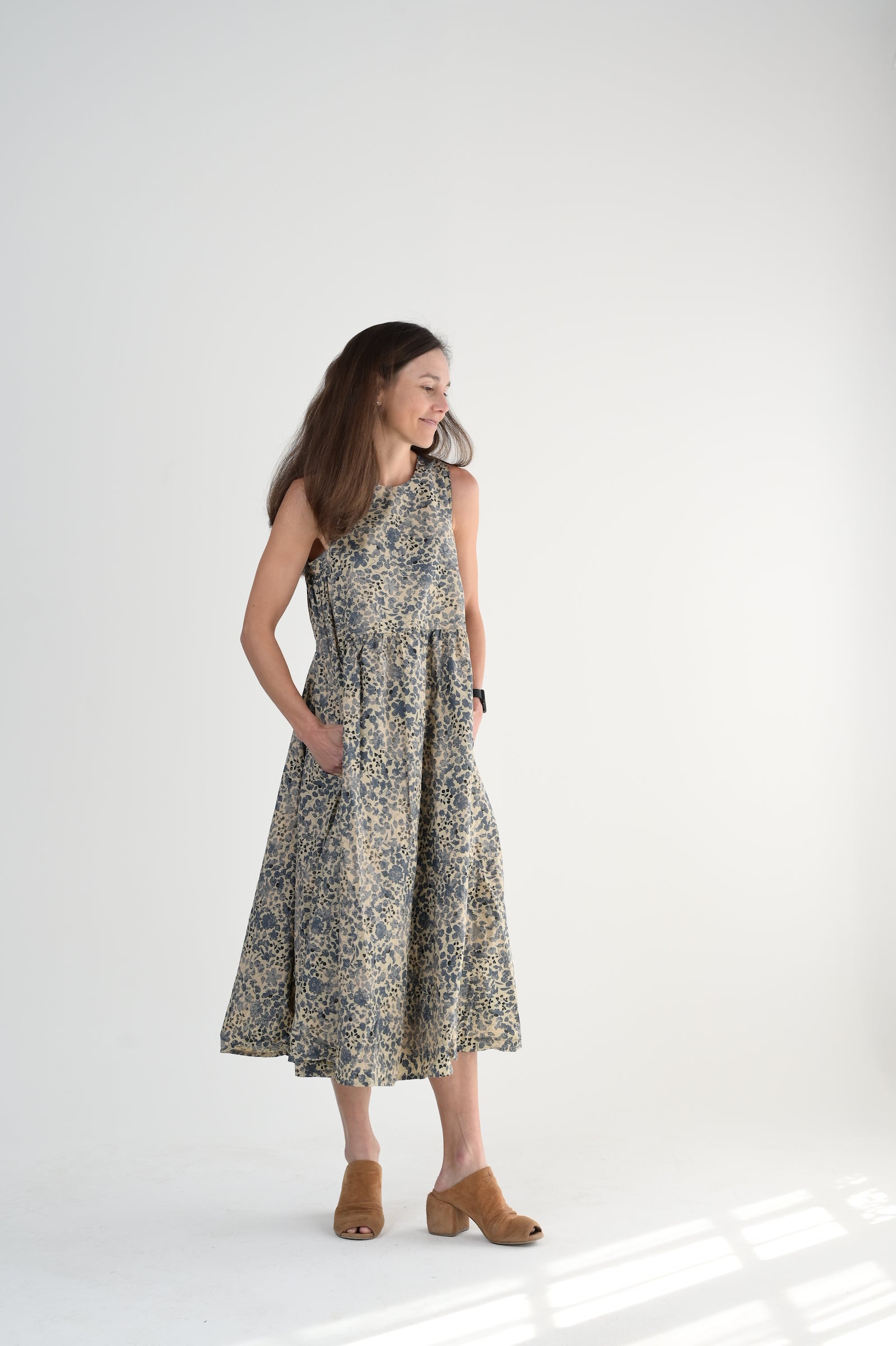 FLORAL APRON DRESS ブラック Bruna Blue/Black Floral Apron Dress l Dresses l Apparel