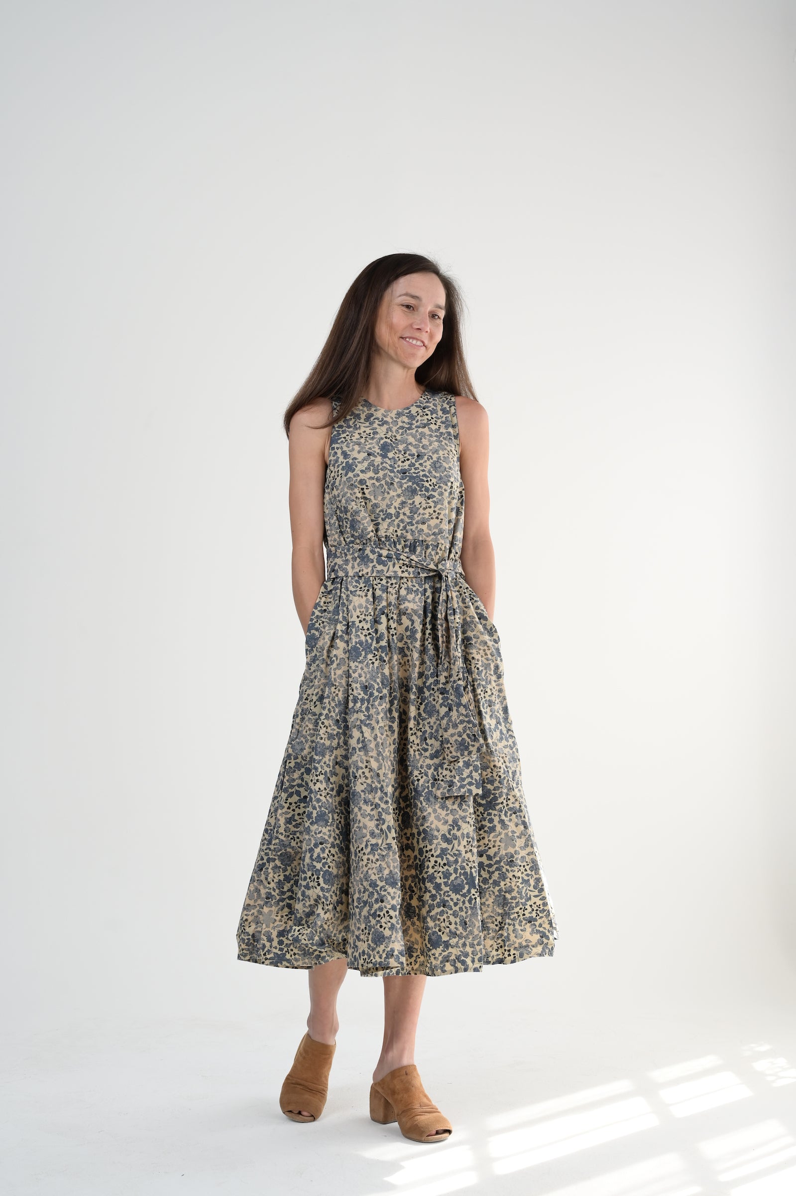 FLORAL APRON DRESS ブラック FLORAL APRON DRESS ブラック